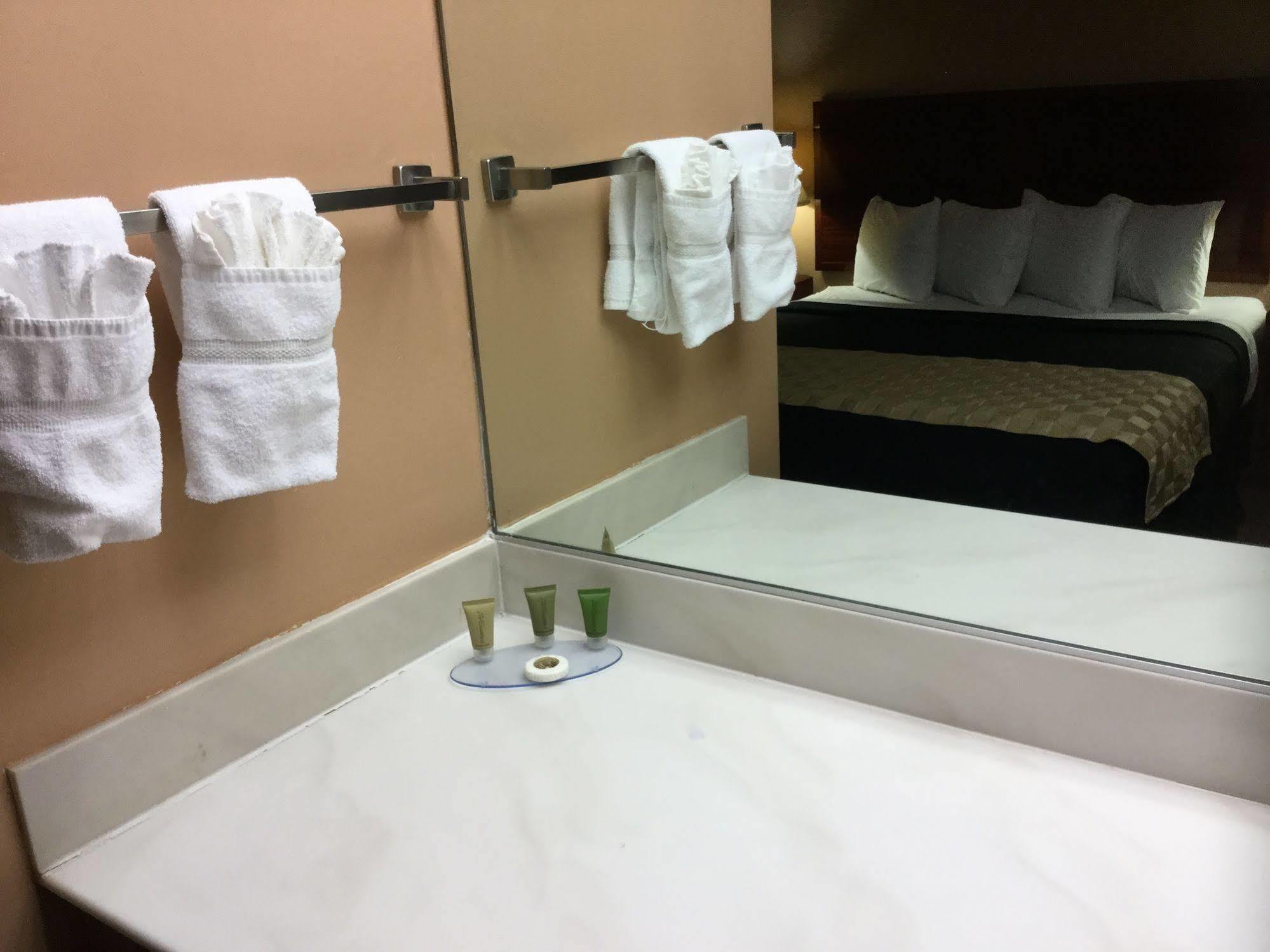 ויקטורוויל Green Tree Inn And Extended Stay Suites מראה חיצוני תמונה